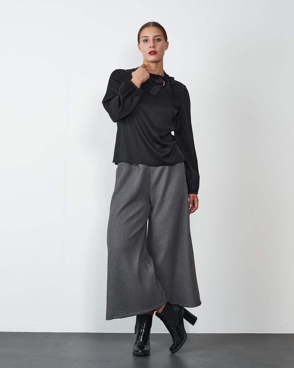 BLUZA LOLA CRNA Glavna slika proizvoda
