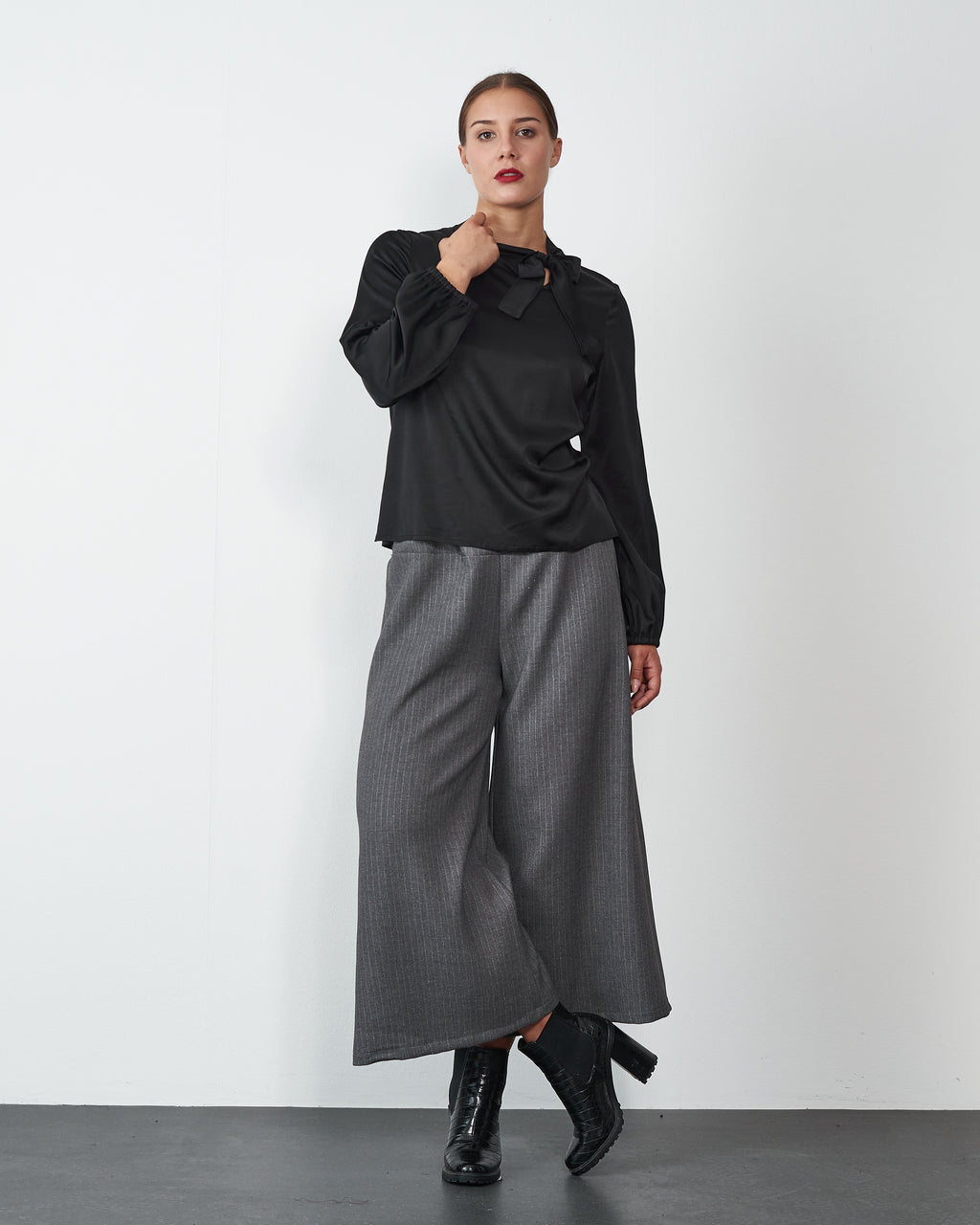 BLUZA LOLA CRNA